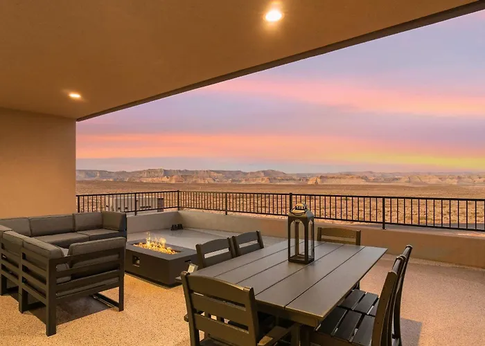 Dom wakacyjny The Lookout- Luxe Hot Tub Firepit 50-mile Views Page